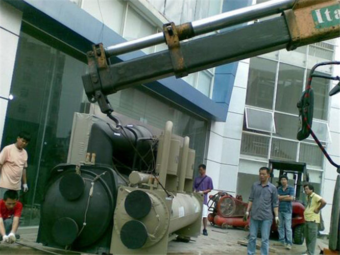 兰坪随车吊和汽车吊的核心区别是什么？哪种更省钱？